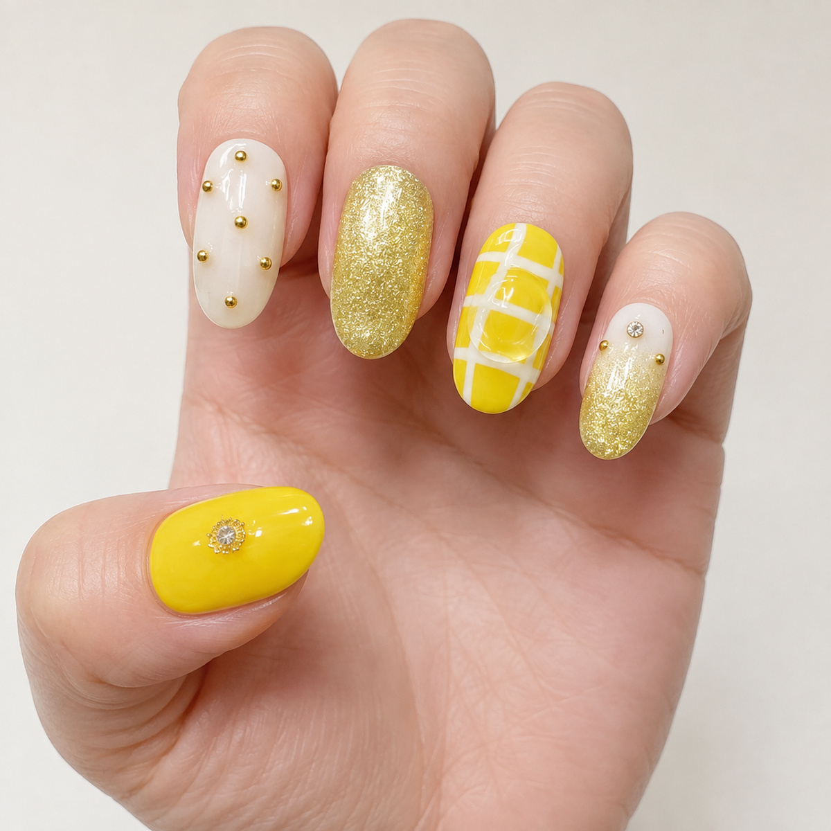 Elizabeth Press-On Nails lifestyle 04